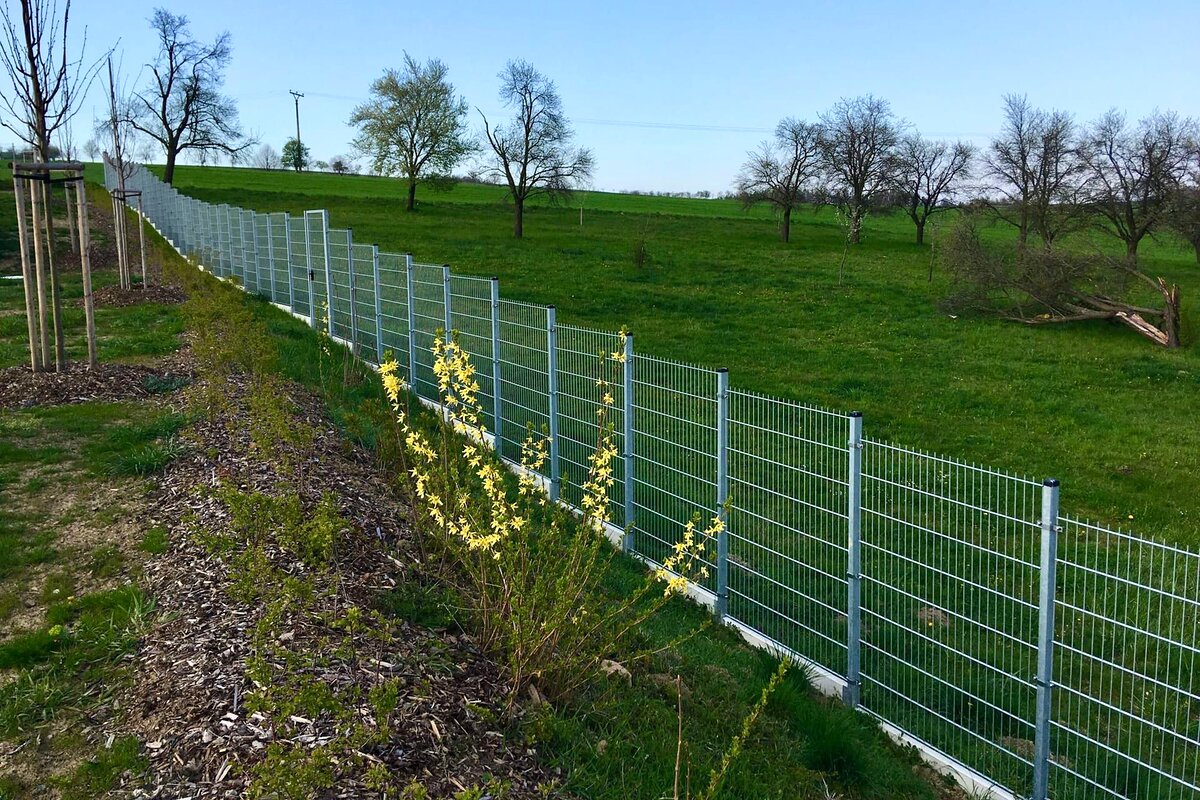 Pozinkované panelové oplocení na svahu — realizace Stavíme ploty